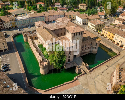 Vue aérienne de Fontanellato château Rocca, renaissance fortification résidentielle au milieu de la ville entouré de douves Banque D'Images