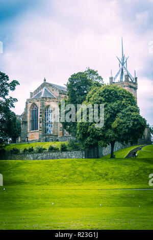 Église paroissiale Saint Michel et le Palais de Linlithgow à partir de la peau Banque D'Images