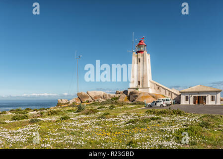 PATERNOSTER, AFRIQUE DU SUD, le 21 août 2018 : Le phare de Cape Columbine dans la réserve naturelle de Cape Columbine près de Paternoster. Fleurs sauvages et véhicule Banque D'Images