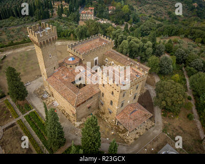 Vue aérienne de la Torre del Gallo château surplombant la ville médiévale de Florence en Italie Banque D'Images