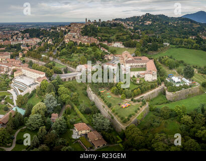 Panorama vue aérienne de la ville haute de Bergame Italie fortifications Banque D'Images