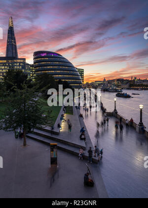 Londres, Angleterre, Royaume-Uni - 27 septembre 2018 : les touristes à pied le long de la Thames Path et prendre des photos de Londres comme le soleil se couche derrière Hal Ville Banque D'Images