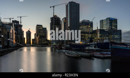 Londres, Angleterre, Royaume-Uni - 14 septembre 2018 : nouveaux gratte-ciel et immeubles d'augmenter en cours de construction sur le quai en bois, à côté de la Canary Wharf finan Banque D'Images