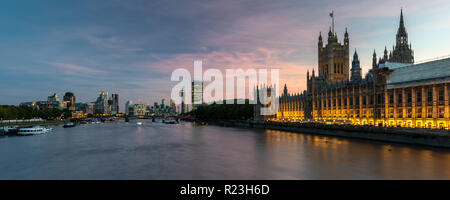 Londres, Angleterre, Royaume-Uni - 10 septembre 2018 : Le soleil se couche sur les chambres du Parlement, Lambeth Bridge et l'horizon de Vauxhall et neuf ormes en 100 Banque D'Images