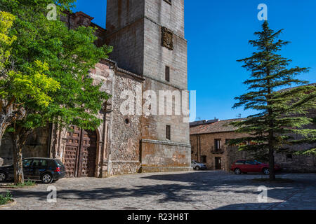 La place principale et de la façade de l'église collégiale de Santa Maria de la Asunción dans la ville de Medinaceli. Soria Castille et Leon Espagne Banque D'Images