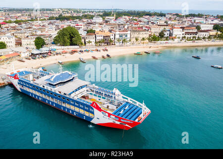 Navire roulier à passagers/Mer Azam Lien 2. Nouveau traversier à Pemba ou Dar es Salaam chargement, prête à partir. Stone Town, Zanzibar City, l'île de Unguja, Tanzanie Banque D'Images