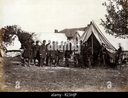 Le président Lincoln sur les champs de bataille d'Antietam, Octobre, 1862 lors de sa visite au général McClellan, commandant de l'armée du Potomac, d'encourager les 'Little Mac' pour attaquer l'armée confédérée. Lincoln est posée par un président permanent et en face de McClellan avec d'autres officiers de l'Armée de l'Union européenne regroupés à l'extérieur d'une tente. Banque D'Images