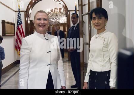 Secrétaire d'Etat américaine, Hillary Clinton avec pro-démocratie de Birmanie leader, Aung San Suu Kyi 2011 Banque D'Images