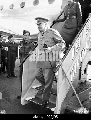 Le Premier ministre britannique Winston Churchill ; arrive pour la conférence de Potsdam en Allemagne, 15 juillet 1945 Banque D'Images