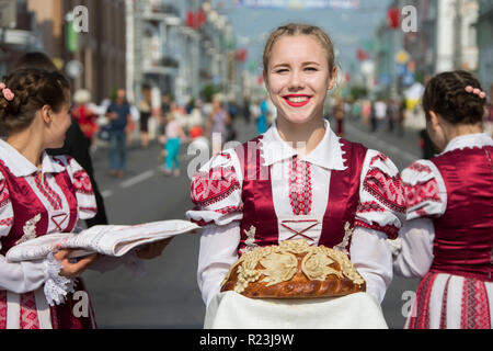 Le Bélarus, la ville de Gomel, le 15 septembre 2018. Maison de ville 24. Central Park.femme biélorusse dans les costumes slaves avec le pain et le sel.Belarus Banque D'Images