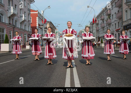 Le Bélarus, la ville de Gomel, le 15 septembre 2018. Maison de ville 24. Central Park.femme dans les vêtements nationaux accueille les clients avec le pain et le sel sur une ville s Banque D'Images