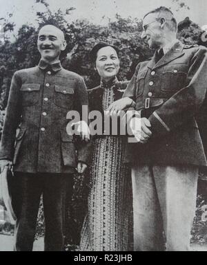 Photographie des dirigeants de la nouvelle Chine avec leur allié américain. De gauche à droite : Chiang Kai-shek, Madame Chiang Kai-shek et le Lieut.-général Joseph Stilwell. Datée 1941 Banque D'Images