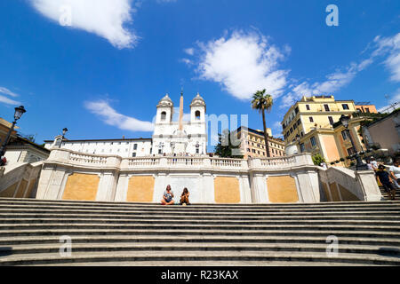 Espagne (Scalinata di Trinità dei Monti) entre la Piazza di Spagna à la base et la Piazza Trinità dei Monti, dominé par l'église de la Trinité-des-Monts en haut - Rome, Italie Banque D'Images