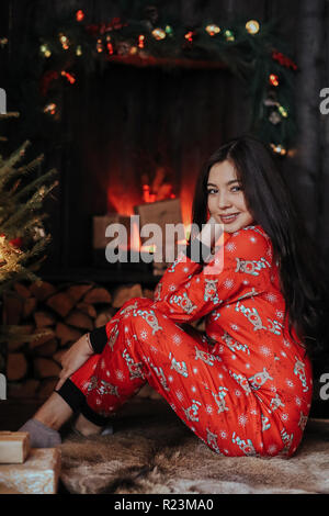 Fille en pyjama pendant la veille de Noël Banque D'Images