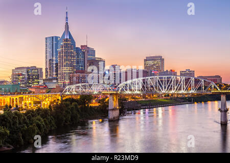 Nashville Skyline et John Seigenthaler passerelle pour piétons au crépuscule Banque D'Images