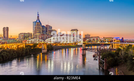 Nashville Skyline et John Seigenthaler passerelle pour piétons au crépuscule Banque D'Images