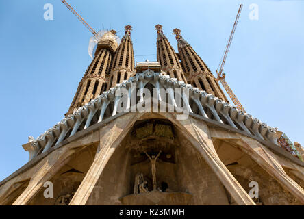Barcelone, Espagne, 10 juillet. 2018 - La cathédrale La Sagrada Familia low angle view avec les grues de construction Banque D'Images