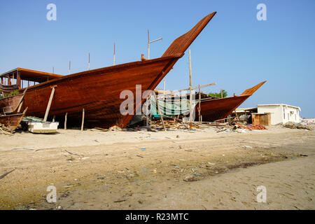 Sur la ville, la production de bateau en bois traditionnel dhow () dans le chantier naval, Sultanat d'Oman. Banque D'Images