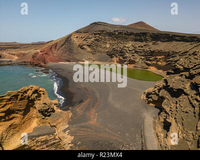 Vue aérienne de l'Charco de los Clicos, un petit lac d'eau salée avec un ensemble de couleur vert émeraude. Lanzarote, îles Canaries, Espagne Banque D'Images