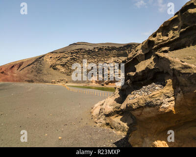 Vue aérienne de l'Charco de los Clicos, un petit lac d'eau salée avec un ensemble de couleur vert émeraude. Lanzarote, îles Canaries, Espagne Banque D'Images