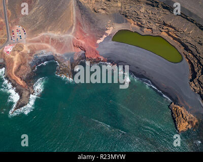 Vue aérienne de l'Charco de los Clicos, un petit lac d'eau salée avec un ensemble de couleur vert émeraude. Lanzarote, îles Canaries, Espagne Banque D'Images