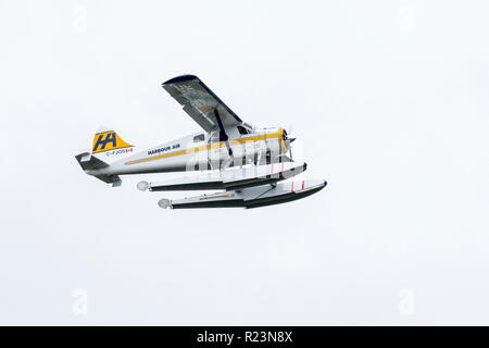 Un hydravion venant à se poser sur le front de mer à proximité de Stanley Park, Vancouver British Columbia,Ville,Canada Banque D'Images