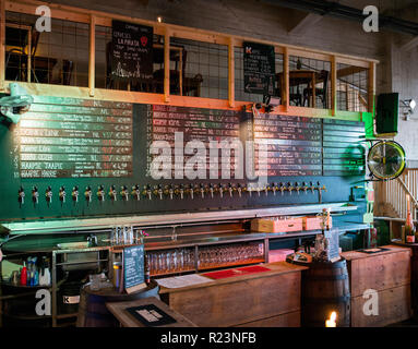 Rotterdam,Hollande,14-nov-2018:un bar ou la bière avec une énorme quantité de bière en fût, ce bar a la plus grande quantité de bière à Rotterdam Banque D'Images