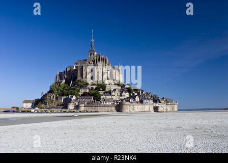 De sable sont exposés durant la marée basse au Mont-Saint-Michel (le Mont-Saint-Michel), une île en Normandie, France connue pour son monastère.et les marées. Banque D'Images