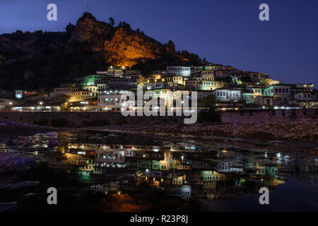 Nuit vue sur les maisons de Berat Albanie, connu sous le nom de fenêtre d'un millier de ville. Reflet des lumières dans la rivière. La scène d'ensemble du château Banque D'Images