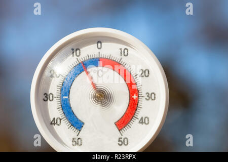 Thermomètre extérieur à l'échelle Celsius la température de congélation graves temps froid concept Banque D'Images