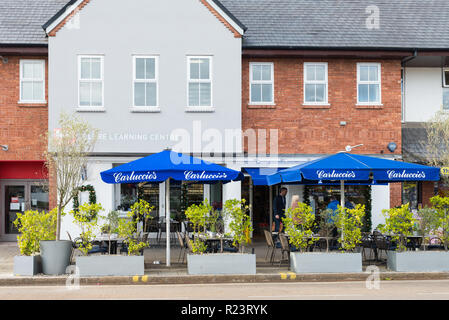 Grand parapluie bleu à l'extérieur de Carluccio's Italian Restaurant à Stratford-upon-Avon, Warwickshire Banque D'Images