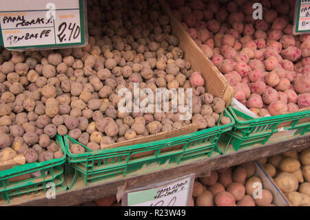 Décrochage de pommes de terre noire au marché local sur l'île de Santa Cruz de Tenerife Banque D'Images