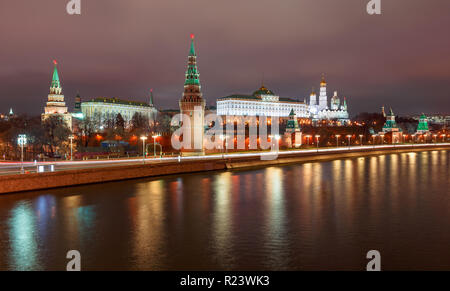 Nuit Vue sur la Moskova au Kremlin à Moscou dans la nuit Banque D'Images