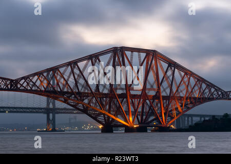 Vue le soir de l'avant pont sur le Firth of Forth en Ecosse Banque D'Images