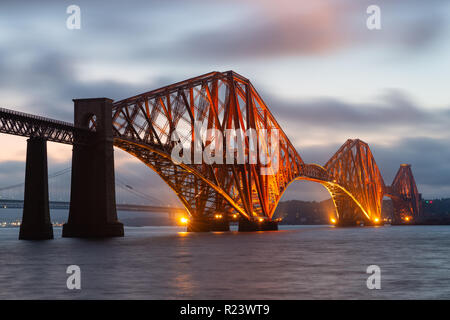 Vue le soir de l'avant pont sur le Firth of Forth en Ecosse Banque D'Images