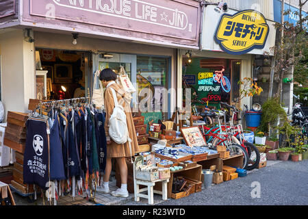 Boutique de vêtements de seconde main à Shimokitazawa, Tokyo, dans le quartier branché de quartier, Tokyo, Japon, Asie Banque D'Images