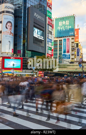 Foules capturées avec blurred motion, marchant à travers le croisement de Shibuya, Tokyo, Japon, Asie Banque D'Images