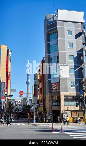 Scène de rue de Tokyo Sky Tree avec la tour en arrière-plan, Tokyo, Japon, Asie Banque D'Images