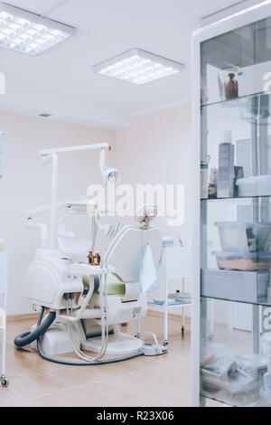 Salle de traitement dentaire moderne avec ton fauteuil vert, blanc. Chaire en orthodontie stomatologie petit cabinet. Cabinet dentaire. Banque D'Images