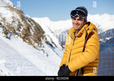 Portrait de l'Homme à lunettes de skis sur mountain resort Banque D'Images