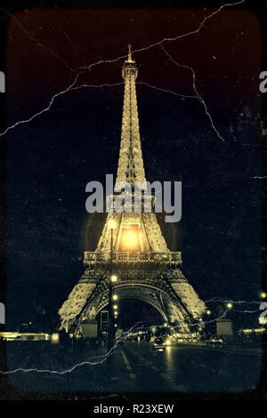 Paris, FRANCE - 27 MAI 2015 : Tour Eiffel à Paris le soir avec l'éclairage. Vue d'époque. Tour Eiffel old style rétro. Banque D'Images