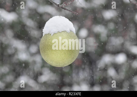 Bal de Noël jaune à l'extérieur, couverte de neige. Scène d'hiver avec neige extérieur décoration de Noël Banque D'Images