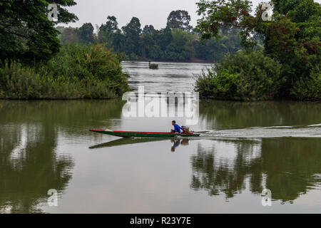 Don Det, Laos - 24 Avril 2018 : traversée en bateau le Mékong près de la frontière cambodgienne Banque D'Images