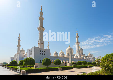La Mosquée Sheikh Zayed - Abu Dhabi, Émirats arabes unis. Belle grande mosquée blanche Banque D'Images