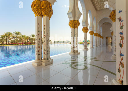La Mosquée Sheikh Zayed - Abu Dhabi, Émirats arabes unis. Belle grande mosquée blanche exterior Banque D'Images