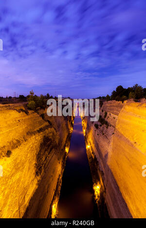 Le Canal de Corinthe au cours de minuit, Péloponnèse, Grèce. Il sépare l'Attique et le Péloponnèse, et connecte les golfes de Corinthe et du golfe Saronique. Banque D'Images