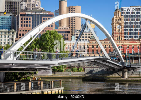 Evan Walker passerelle pour piétons de l'autre côté de la rivière Yarra de Melbourne Central Business District, Victoria, Australie Banque D'Images