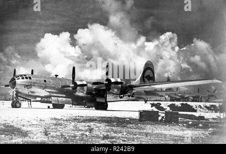 Boeing B-29 Enola Gay, le 6 août 1945, au cours de la phase finale de la Seconde Guerre mondiale, est devenu le premier avion de suppression d'une bombe atomique. La bombe, nom de code 'Little Boy', était destinée à la ville d'Hiroshima, Japon Banque D'Images