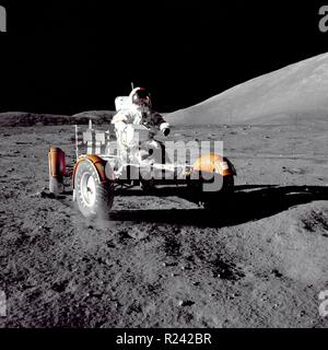 Le commandant d'Apollo 17 Eugene Cernan des essais le rover avant son chargement avec pignon d'explorer la surface lunaire le 11 décembre 1972 Banque D'Images