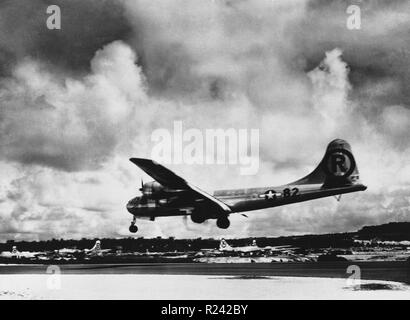 L'Enola Gay, Boeing B-29 Superfortress bomber, nommée d'Enola Gay Tibbets, la mère du pilote, le Colonel Paul Tibbets, le 6 août 1945, au cours de la phase finale de la Seconde Guerre mondiale, il est devenu le premier avion de suppression d'une bombe atomique. La bombe, était destinée à la ville d'Hiroshima, Japon, Banque D'Images